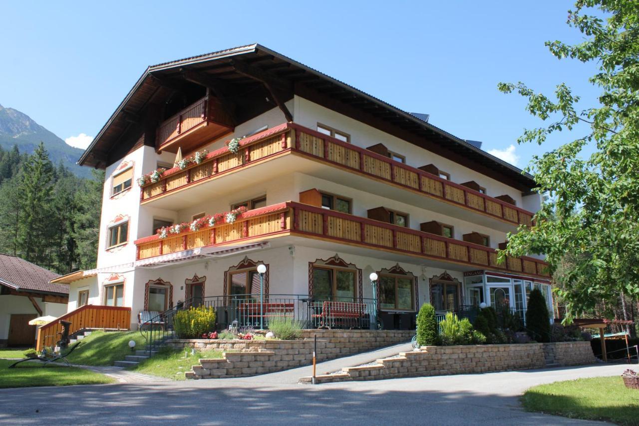 Hotel Garni Waldhof Stanzach Esterno foto