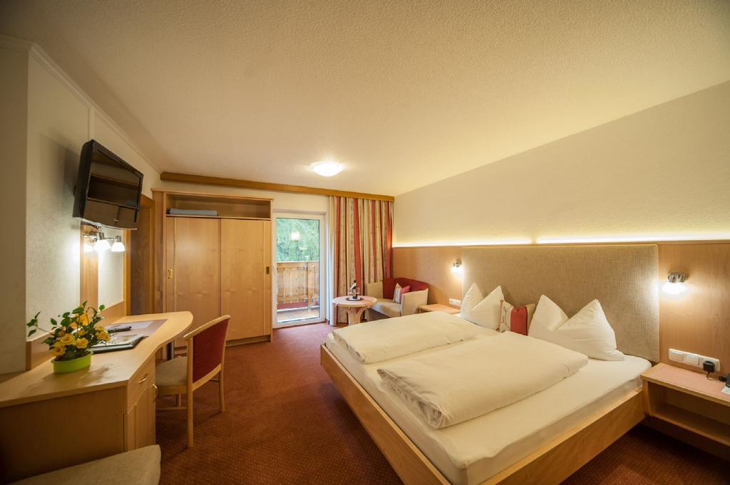 Hotel Garni Waldhof Stanzach Esterno foto